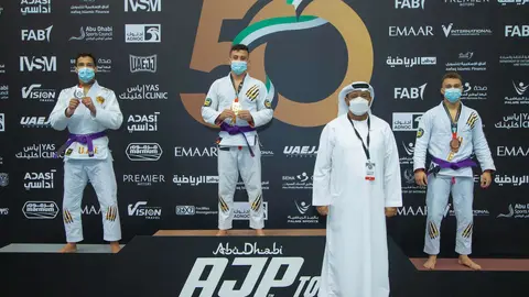 Los colombianos Caleb Gómez, medalla de oro, Yojan Quintana, plata y Yovani Rodrígez en el podio de Abu Dhabi. (Facebook)