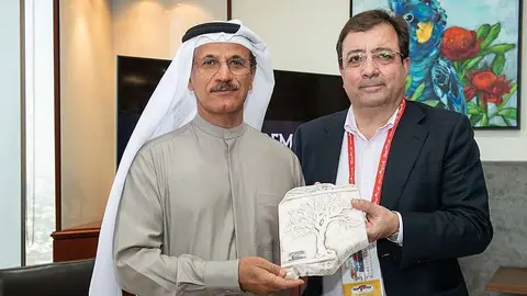 Guillermo Fernández Vara, presidente de Extremadura -dereccha-, con el presidente y CEO de DP Wolrd, Sultan Ahmed Bin Sulayem. (untaex.es)