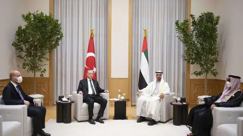 El presidente turco durante su reunión con el príncipe heredero Abu Dhabi. (WAM)