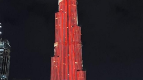 El Burj Khalifa de Dubai iluminado con la bandera turca el 14 de febrero de 2022. (Twitter)