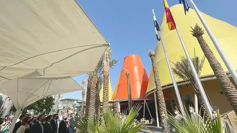 El momento del izado de las banderas ante el Pabellón de España en Expo 2020 Dubai. (EL CORREO)