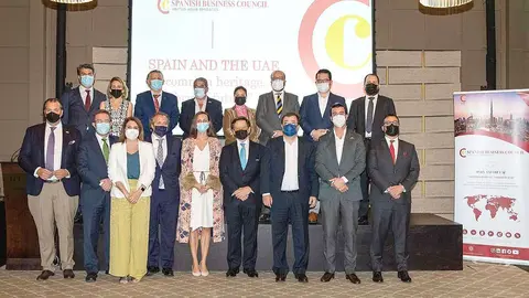 Foto de familia de Fernández Vara con integrantes del Spanish Business Council en Emiratos Árabes. (juntaes.ex)