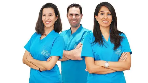 De izquierda a derecha, Gemma Cervera, Anmol Batria y Fernando Arroyo, los tres grandes odontólogos españoles que conforman el equipo de la clínica española de Asisa en Dubai. (Cedida)