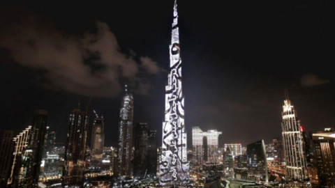 El Burj Khalifa iluminado con la decoración del Museo del Futuro de Dubai. (Fuente externa)
