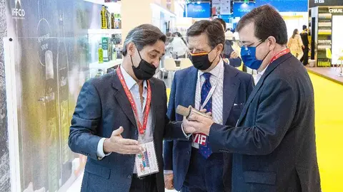 Raúl Simón -izquierda- intercambia impresiones con su paisano el presidente de Extremadura -derecha- en presencia del embajador de España en Emiratos Árabes. (juntaex.es)