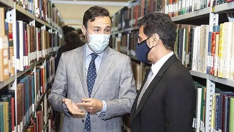 Guzmán Palacios -izquierda- junto a Ahmed bin Rakkad Al Ameri durante la visita a la Biblioteca Islámica de Madrid. (Cedida)