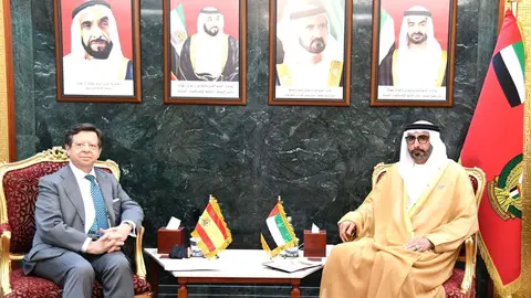 El embajador de España en EAU y el ministro Defensa emiratí. (WAM)