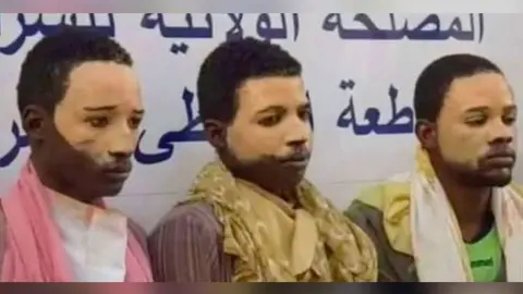 Captura de pantalla del vídeo de los disfrazados de mujeres. (TikTok)