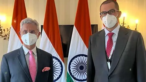 El ministro emiratí de Industria a la derecha de la imagen. (Twitter)