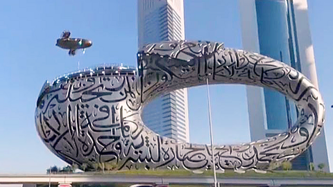 La nave espacial sobre el Museo del Futuro. (Dubai Media Office)