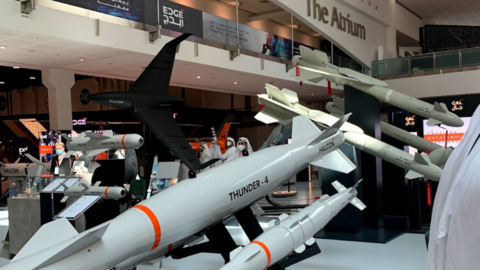 Exposición de drones en una feria en Abu Dhabi. (EL CORREO)