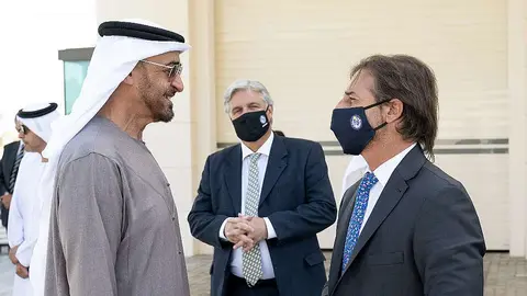 Cordial enuentro entre el presidente de Uruguay y el príncipe heredero de Abu Dhabi. (WAM)