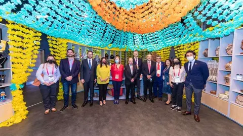 Tatiana Clouthie con empresarios y responsables del Pabellón de México en Expo 2020 Dubai. (@SE_mx)