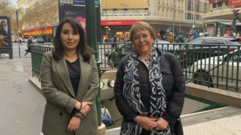 La jequesa Latifa con Bachelet en París. (Twitter)
