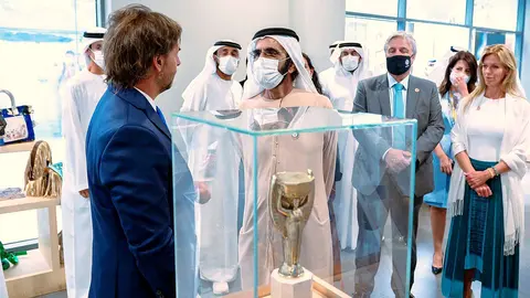 El jeque Mohammed bin Rashid Al Maktoum junto al presidente Lacalle en el Pabellón de Uruguay de Expo 2020 Dubai. (@DXBMediaOffice)