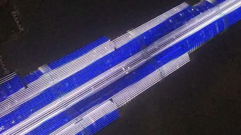 El Burj Khalifa, edificio más alto del planeta, iluminado con la bandera de Uruguay. (EL CORREO)