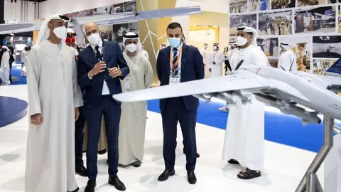 El príncipe heredero de Abu Dhabi ante una exhibición de drones. (WAM)