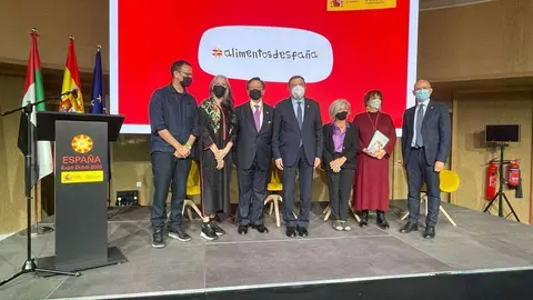 Foto de familia de los ponentes en el acto de Alimentos de España en Expo 2020. (EL CORREO)