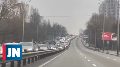 Filas de coches para salir de Kiev. (Twitter)