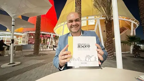 Camilo Dazza, con su libro 'Emprendimiento en el desierto', ante el Pabellón de España en Expo 2020 Dubai. (EL CORREO)