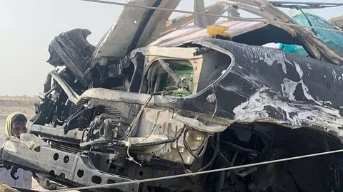 Un vehículo carbonizado es retirado del lugar del accidente. (Fuente externa)