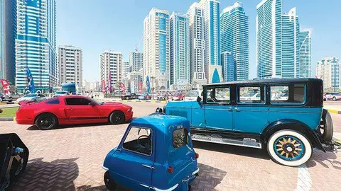 Coches clásicos y potentes se exhiben en el Sharjah Car Festival en el Anfiteatro Al Majaz. (WAM)