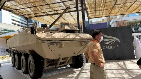 Un vehículo blindado en exposición en Abu Dhabi. (EL CORREO)