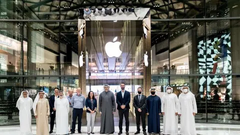 Directivos de Mubadala en la nueva tienda de Apple Abu Dhabi. (WAM)
