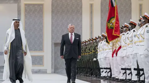 El príncipe heredero de Abu Dhabi y el rey de Jordania este viernes. (Twitter)