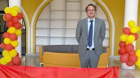 Laurent Bonardi, director-fundador de The Spanish School of Abu Dhabi, en el centro rodeado de los colores de la bandera de España. (Cedida)