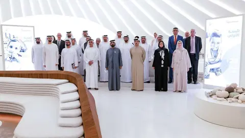 El gobernante de Dubai durante la reunión en el Pabellón de EAU de la Expo este lunes. (Twitter)