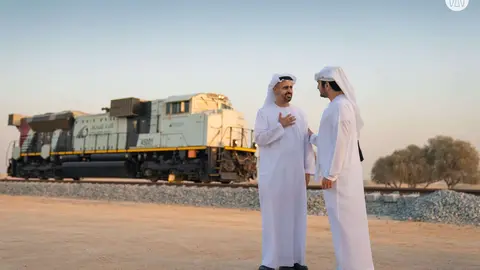 Emiratíes ante el tren que unirá Abu Dhabi y Dubai. (Twitter)