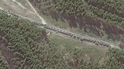 Imágenes de satélite del enorme convoy ruso que avanza hacia Kiev. (Twitter)