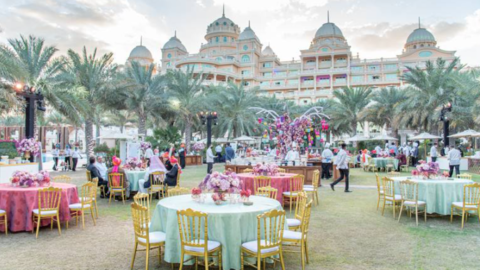 Mesas preparadas para una lujosa boda en Dubai. (Foodlink)