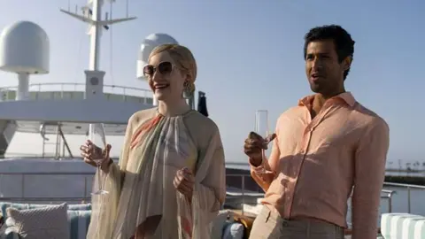 Una imagen de la serie 'Inventando a Anna' en la que aparece con su novio de Dubai. (Netflix)