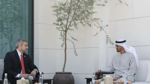 El presidente de Paraguay y el príncipe heredero de Abu Dhabi. (WAM)