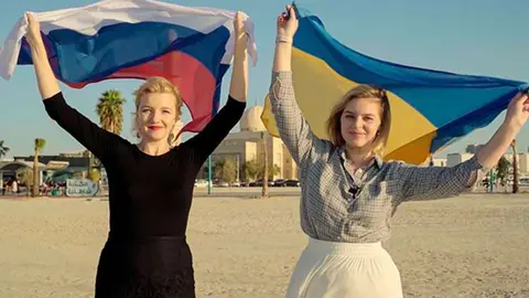 Aleksandra Vasileva (izquierda) y Yuliia Hnatenk levantan sus banderas nacionales en Kite Beach en Dubai. (Fuente externa)