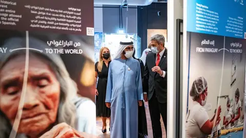 El gobernante de Dubai y el presidente Paraguay durante el recorrido el Pabellón. (Twitter)