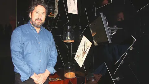 Alfonso Bermejo, en la galería de Vision Pavilion creada íntegramente por él que reproduce la escenografía onírica de la niñez del jeque Mohammed Bin Rashid Al Maktoum. (EL CORREO)