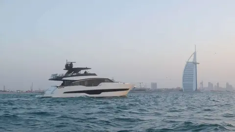 Un yate en la costa del Burj Al Arab. (WAM)