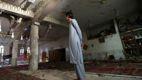 Un musulmán chií pakistaní inspecciona las secuelas de la explosión de una bomba. (Fuente externa)