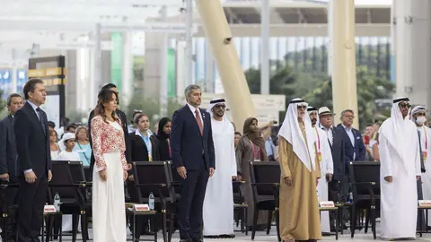 Mario Abdo Benitez, presidente de Paraguay y el jeque Nahayan Mabarak Al Nahayan, ministro de Toleranci de EAU, junto a otras personalidades. (Expo 2020 Dubai)