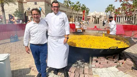 César Foyedo -izquierda- y Roger Valero, ante la colosal paella en Riverland Dubai. (EL CORREO)