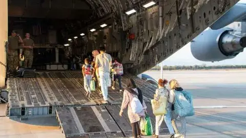 Una imagen de afganos evacuados. (Twitter)