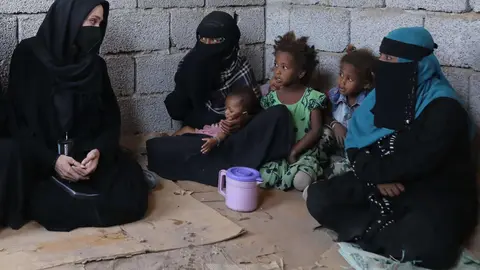 Angelina Jolie en Adén con refugiados. (ACNUR)