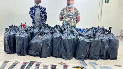 Una imagen difundida de dos de los traficantes de espadas detenidos en Abu Dhabi.