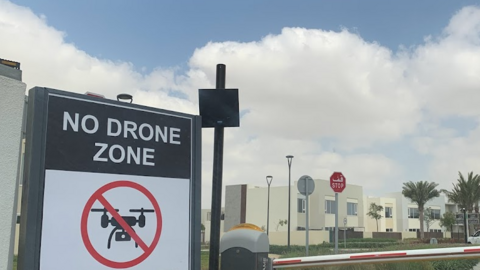 Un cartel en una urbanización en Dubai donde se recuerda que los drones no están permitidos. (EL CORREO)