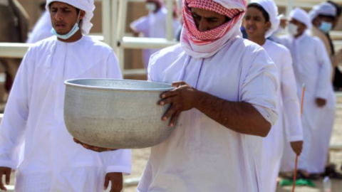 Portadores con la leche recolectada. (Fuente externa)