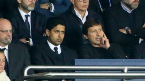 En el centro de la imagen, el qatarí Al Khelafi, presidente del PSG en el palco durante un encuentro entre el Real Madrid y el PSG. (Twitter)