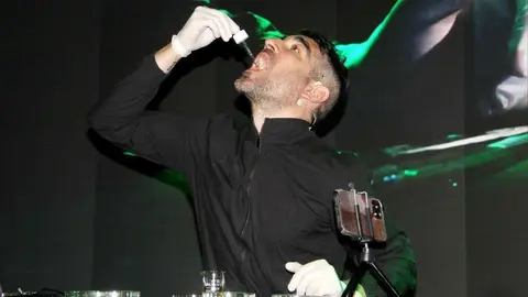 Solimán López ingiere su "oro líquido". (@expospain2020)